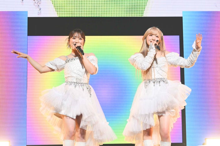 矢吹奈子、本田仁美(C)AKB48