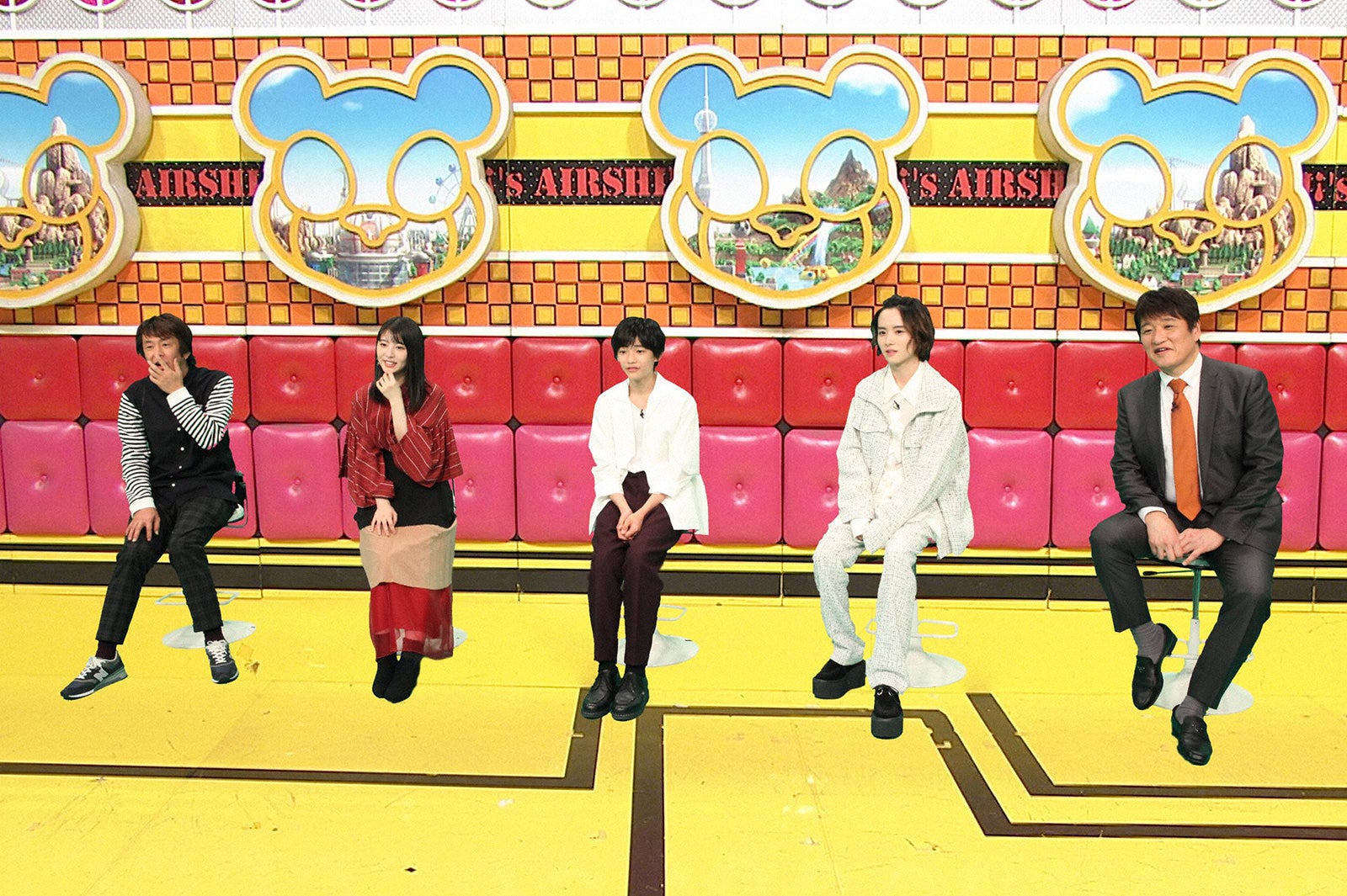 左から：堀内健、浜辺美波、城桧吏、板垣李光人、林修（C）フジテレビ