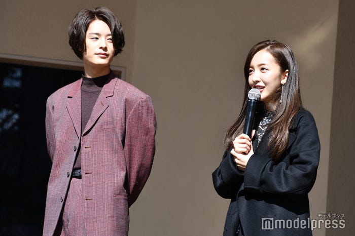 塩野瑛久、板野友美 (C)モデルプレス