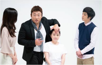 眉間を清潔にすれば全ての美は保たれる。HARUKI氏は、湯船に入る前も眉間しか洗わないという/メーキャップアーティスト・眉間の魔術師 HARUKI/撮影:青山裕企(C)クリエイターズ・ファイル/honto+