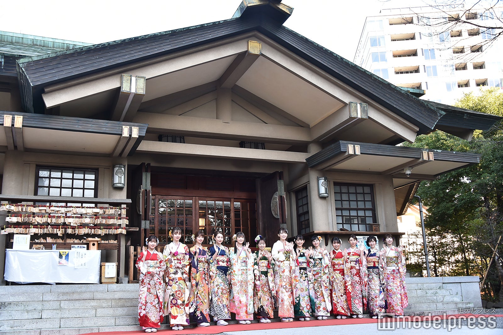 （左から）古田愛理、江野沢愛美、小室安未、Niki、生見愛瑠、今泉佑唯、飯豊まりえ、浅川梨奈、大幡しえり、大原優乃、山谷花純、前島亜美、日比美思（C）モデルプレス