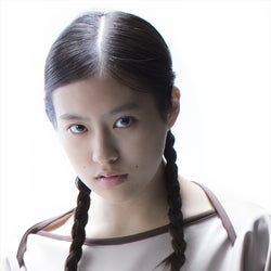 “ネクストブレイク女優”恒松祐里、長澤まさみ・松田龍平・長谷川博己共演作で“ニューヒロイン”に 圧巻の身体能力発揮