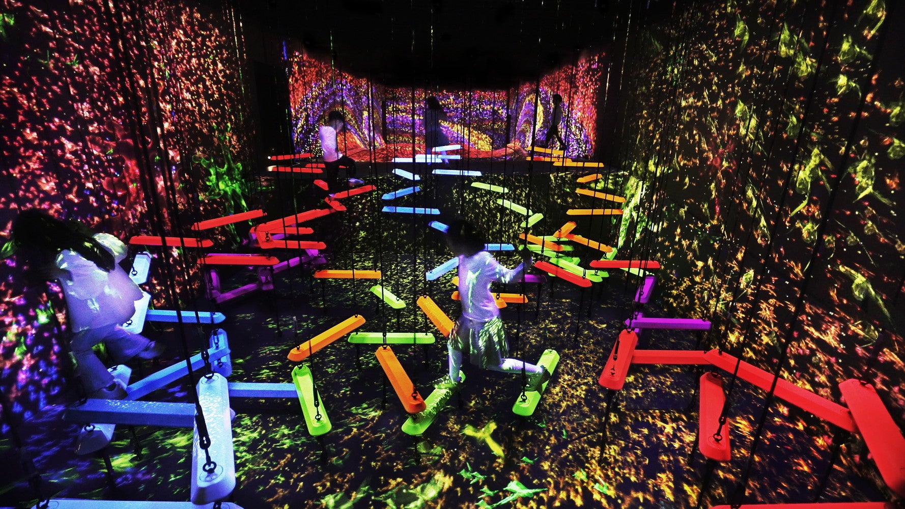 （C）チームラボ