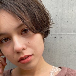 2021年のHOTワードは「ヌーディー」!人気ショートと合わせたヘア3選