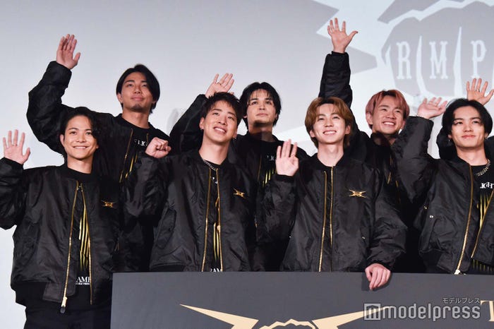 (後列中央)与那嶺瑠唯 (C)モデルプレス
