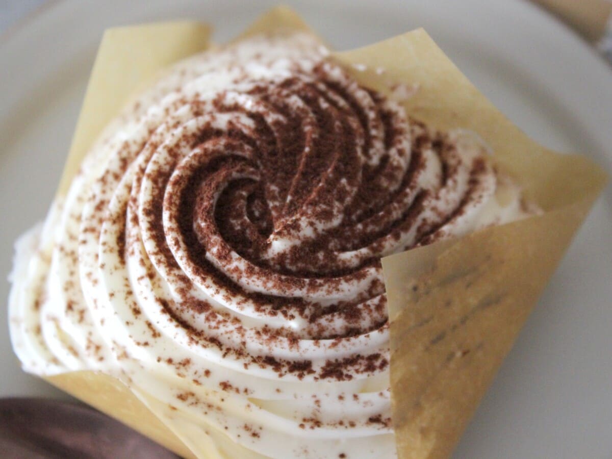 見た目は普通のティラミスのようですが、中にコラボならではのパーツが!