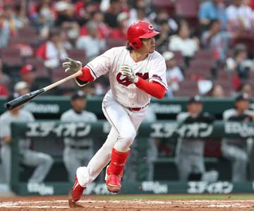 広島・鈴木がプロ初安打初適時打 ブルペンデーで移籍後初先発のサブマリンが驚きの一打 控えめガッツポーズにベンチは大盛り上がり