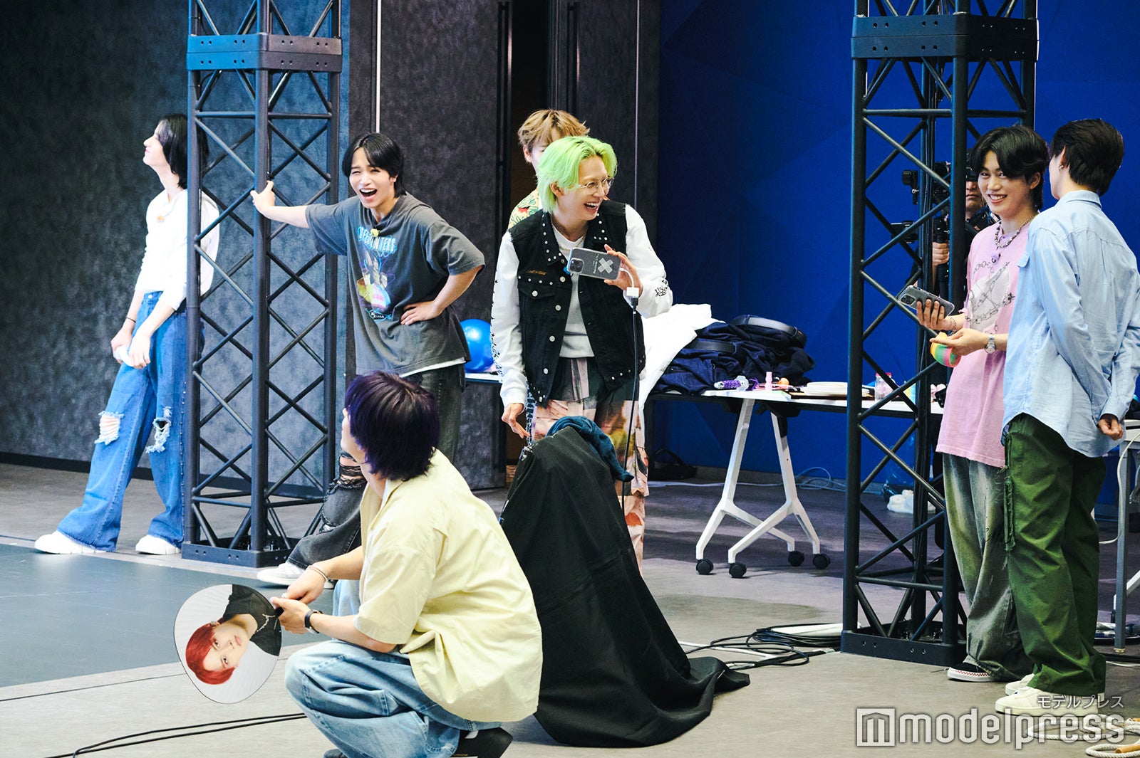 自分が撮影した動画を観て喜ぶ川尻（C）モデルプレス