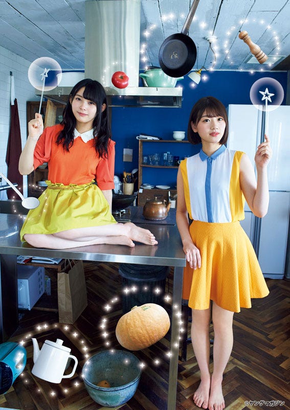 柿崎芽実&佐々木美玲(C)岡本武志/ヤングマガジン