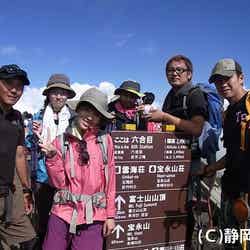 富士山登山に初挑戦する松井絵里奈とスタッフ（C）静岡放送