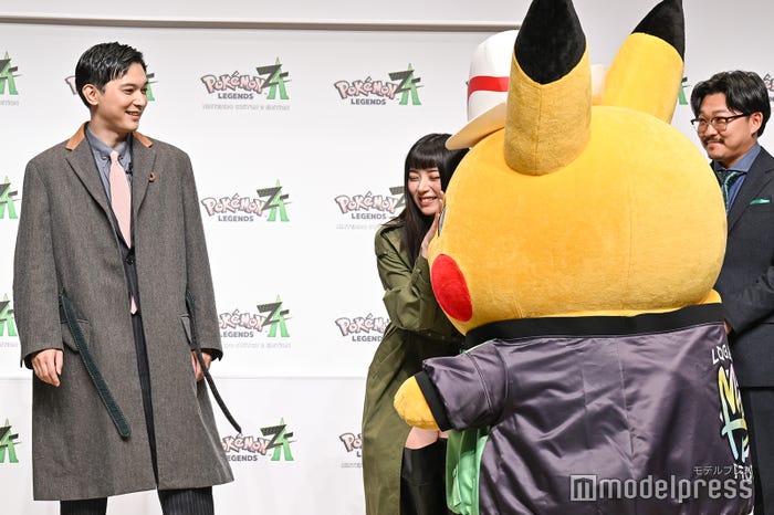 (左から)吉沢亮、池田エライザ、ピカチュウ、伊藤俊介(C)モデルプレス