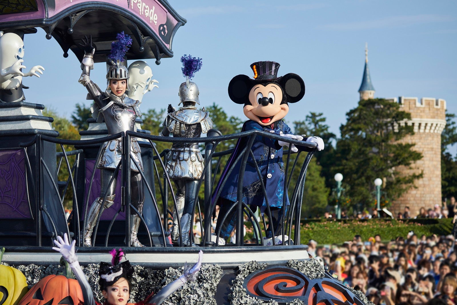 TDL＆TDSで「ディズニー・ハロウィーン」パレードのフロート停止演出が