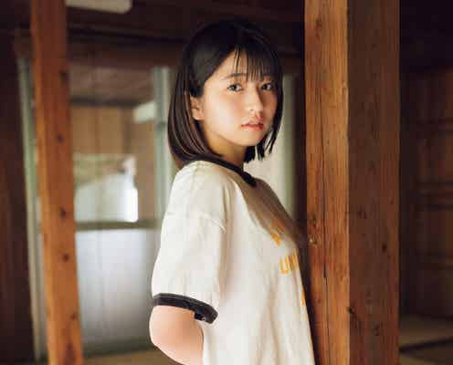 “現役JKアイドル”佐々木ほのか、美バスト眩しいビキニ姿「ヤングマガジン」初表紙
