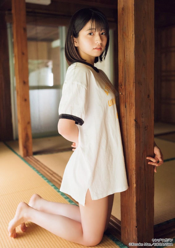 “現役JKアイドル”佐々木ほのか、美バスト眩しいビキニ姿「ヤングマガジン」初表紙