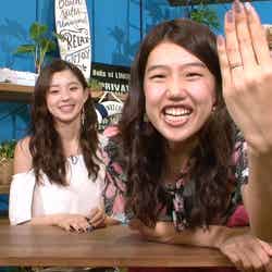 横澤夏子（右）が指輪を披露（C）テレビ東京