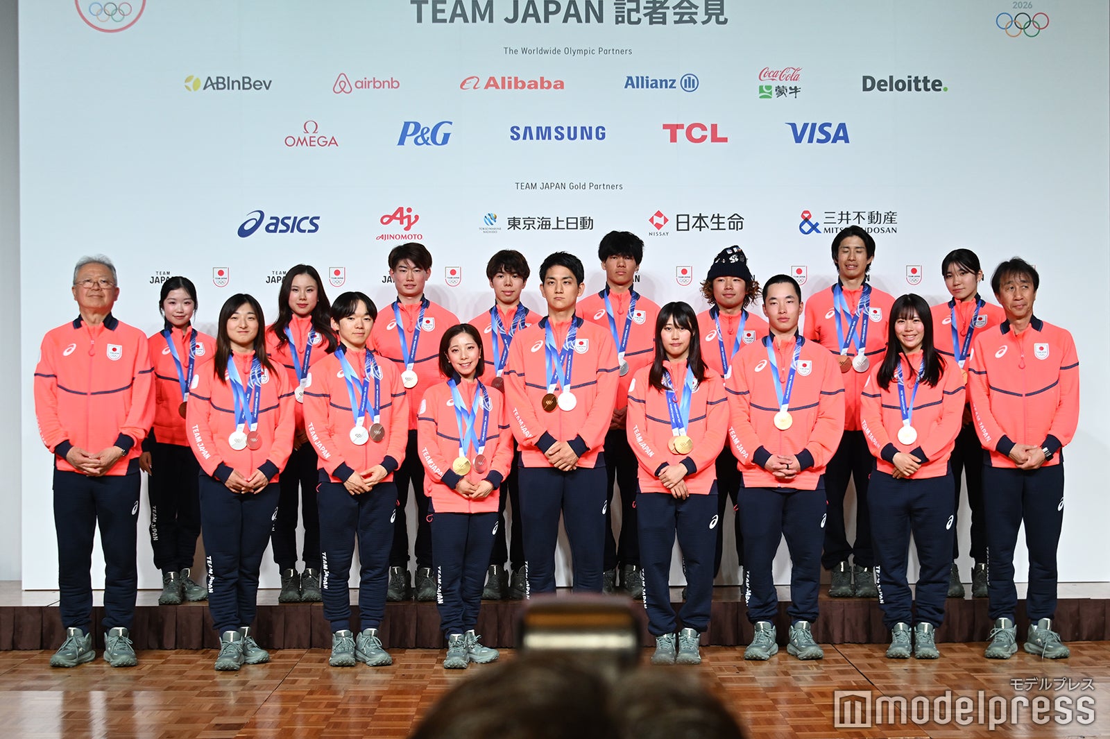 （後列左から）中井亜美選手、吉田唄菜選手、森田真沙也選手、佐藤駿選手、木俣椋真選手、長谷川帝勝選手、堀島行真選手、野明花菜選手（前列左から）坂本花織選手、鍵山優真選手、三浦璃来選手、木原龍一選手、村瀬心椛選手、木村葵来選手、深田茉莉選手（C）モデルプレス（C）モデルプレス