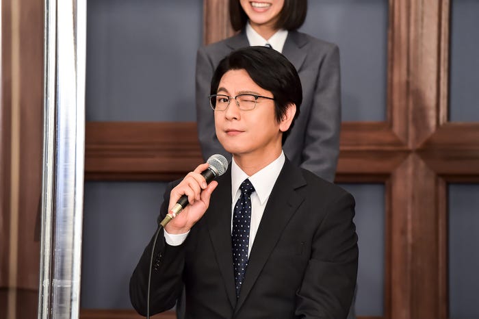 華麗にウインクを決める及川光博(C)TBS
