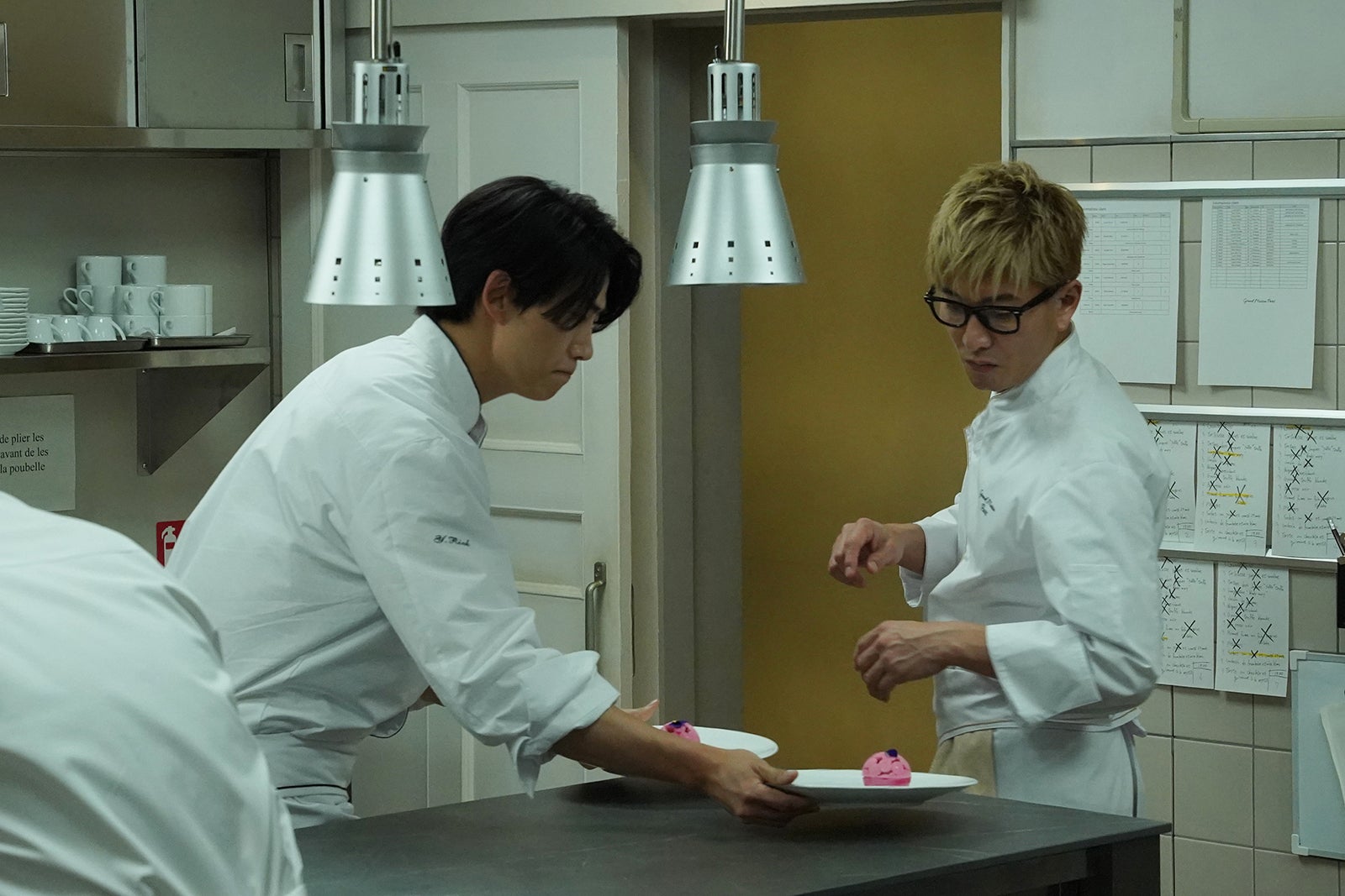 オク・テギョン、木村拓哉（C）2024映画「グランメゾン・パリ」製作委員会