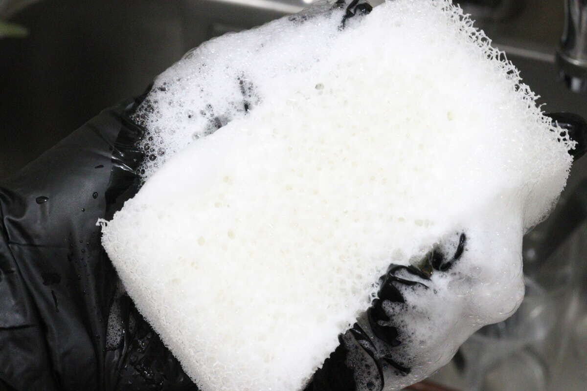 ダイソー 速乾キッチンスポンジ ダイソーの速乾キッチンスポンジは泡立ちが良い