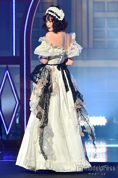 玉城ティナ、美背中＆胸元あらわなSEXYメイドに変身