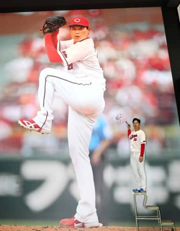 広島・栗林「大きくてびっくり」マツダ新名物の巨大壁画に抜てき ファビアン、小園ら起用が「うらやましいなと思っていた」