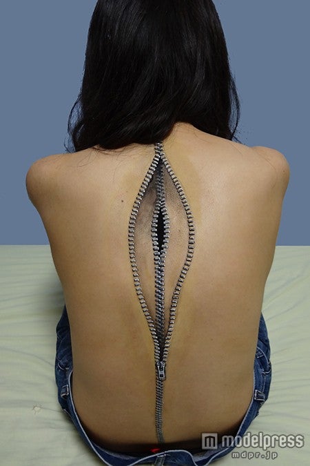 「肌衣　背中チャック」（C）cho All Right Reserved.