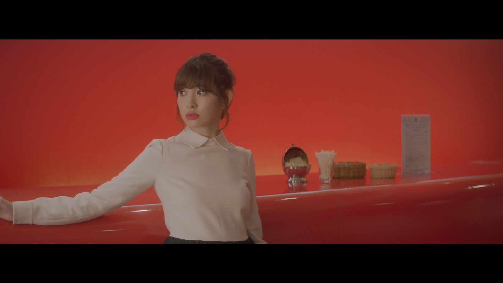 小嶋陽菜／「気づかれないように…」MVより（C）AKS