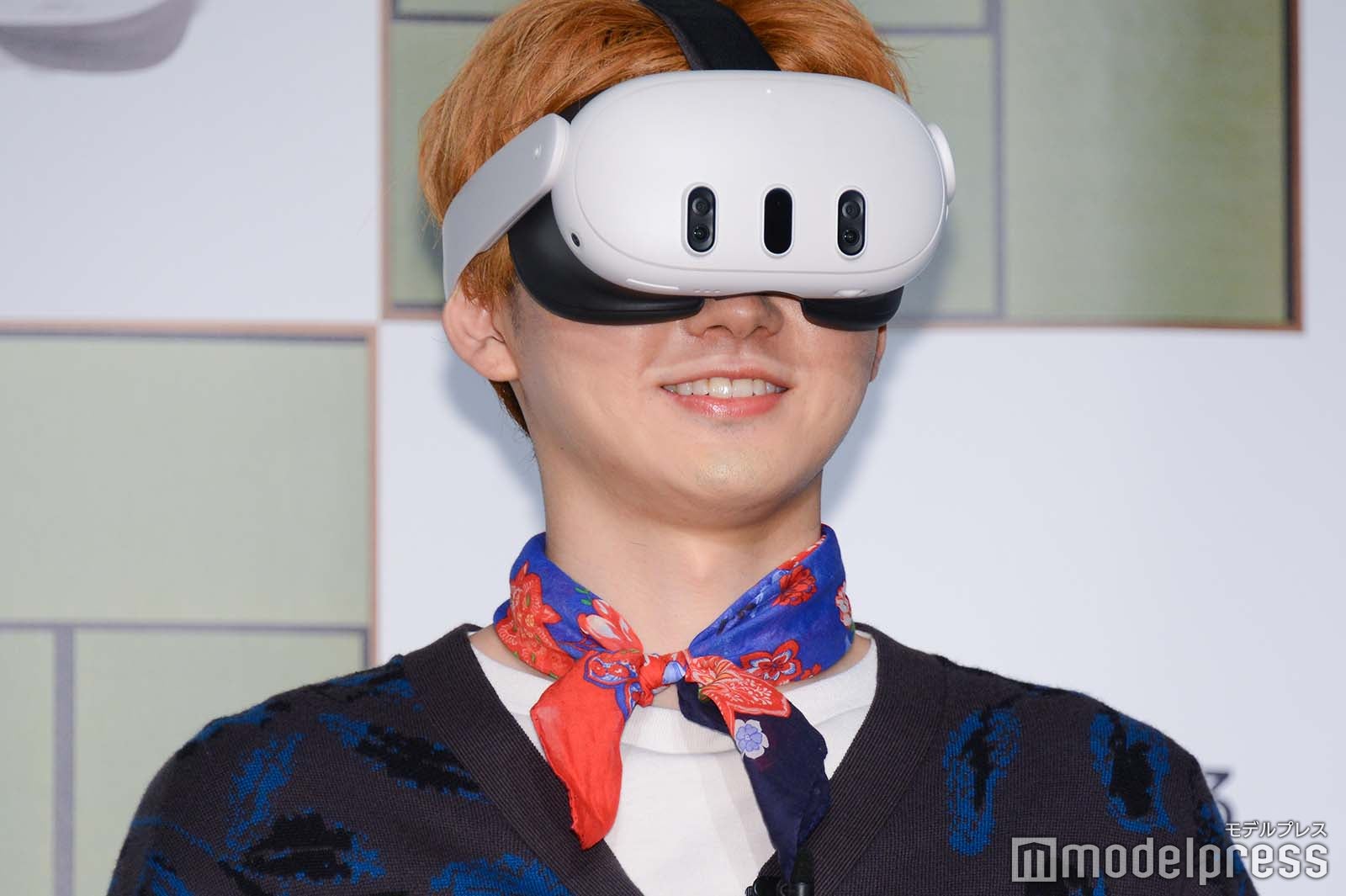 VR体験をするユーキ（C）モデルプレス