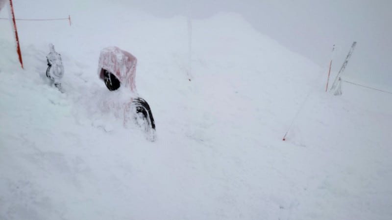 雪に埋もれた冬の蔵王地蔵尊。雪が多すぎて正面からは見えなくなっていました……（2024年1月28日撮影）