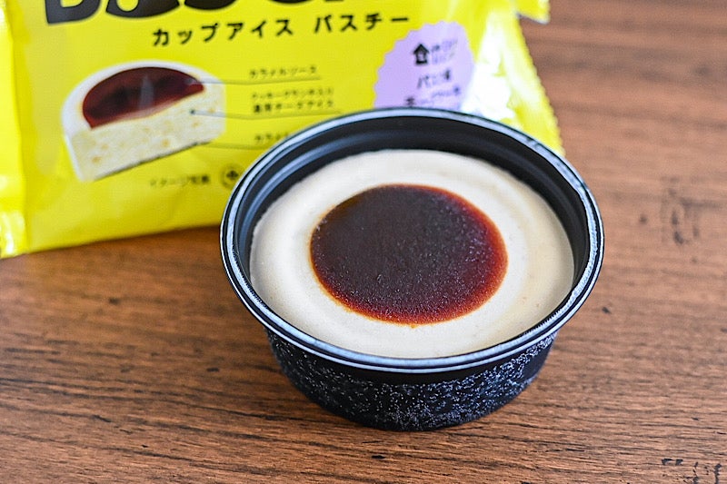 ローソンのカップアイスバスチーの開封後アップ