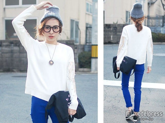 「袖ビジュー・スパンコールデザインスウェット長袖プルオーバートップス」オフホワイト4,310円 (税込 4,655 円) 送料別/Photo by REALCUBE