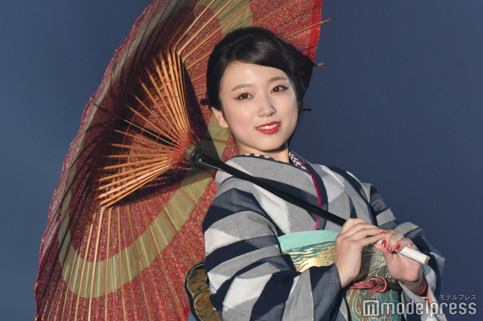 HKT48矢吹奈子、雰囲気がらり 和服×赤リップ＆ネイルで妖艶に＜TGC 北九州 2022＞