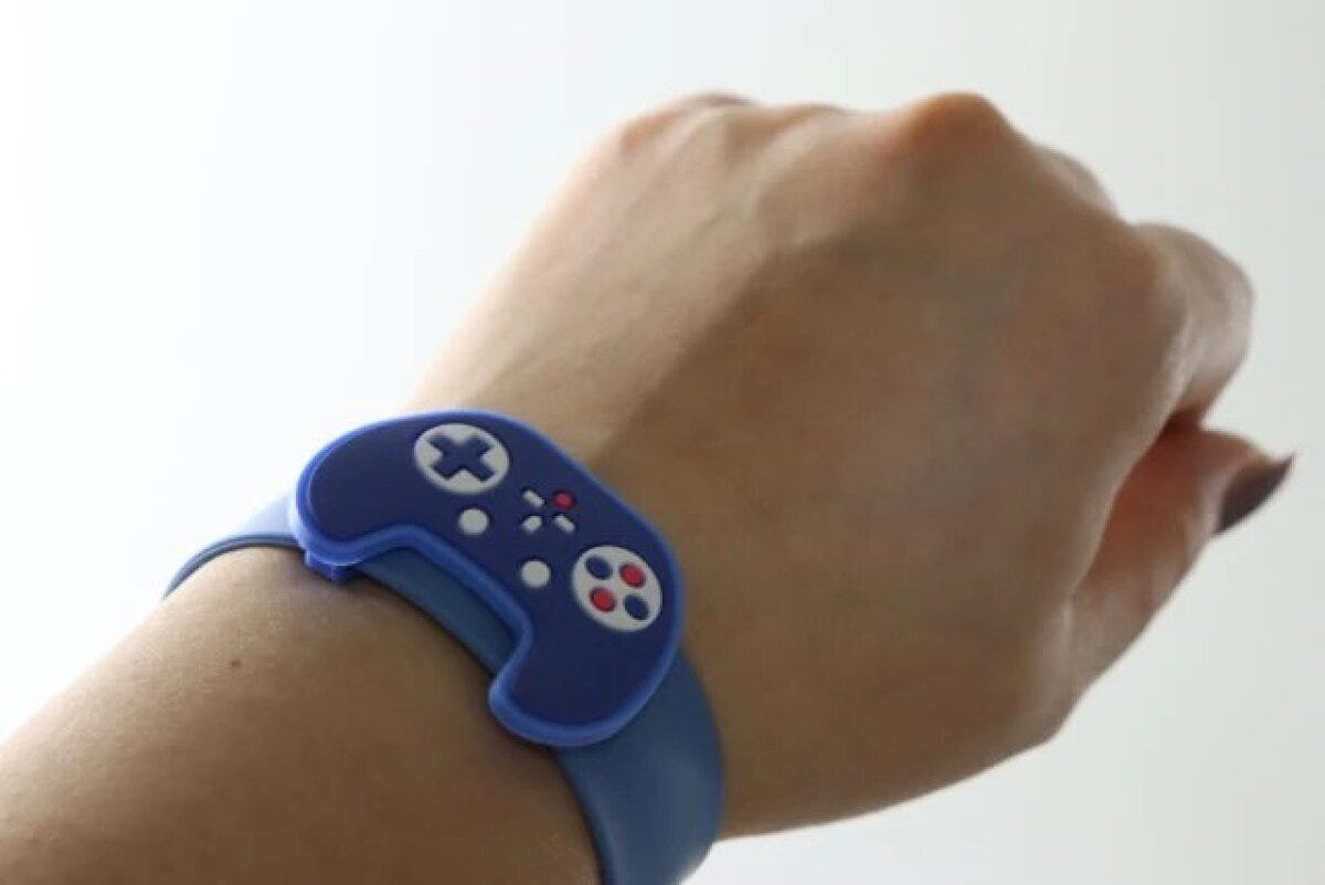 ダイソー　虫よけパッチンバンド（ゲーム機）　使用例