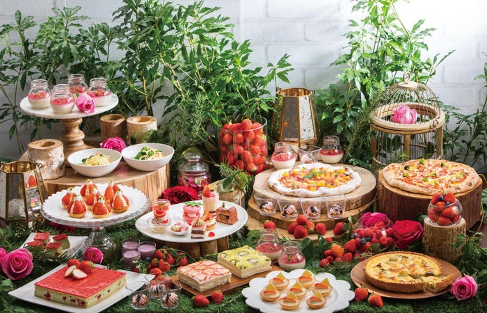 スイーツビュッフェ Very Very Berry 宮崎で開催 約50種のベリー系スイーツや軽食 女子旅プレス スイーツビュッフェ Very Very Berry 宮崎で開催 約50種のベリー系スイーツや軽食 女子旅プレス