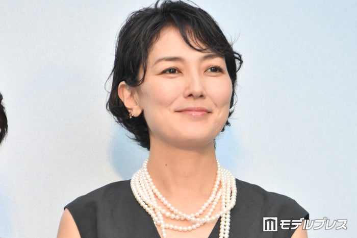 King ＆ Prince永瀬廉、シャツ1枚で“首キス” 板谷由夏との撮影裏側公開に悶絶する声続々「刺激が強い」「儚くて色っぽい」