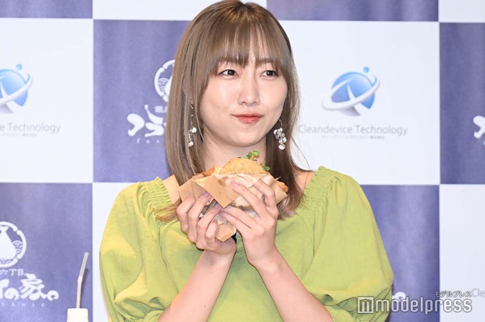 美味しさに感動する須田亜香里 (C)モデルプレス