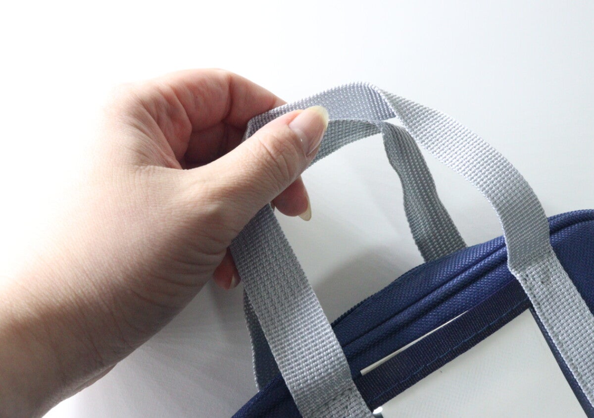 懐かしすぎて即買いだった！「平成感がたまらん…」売り切れ必至の100均バッグ風ポーチ