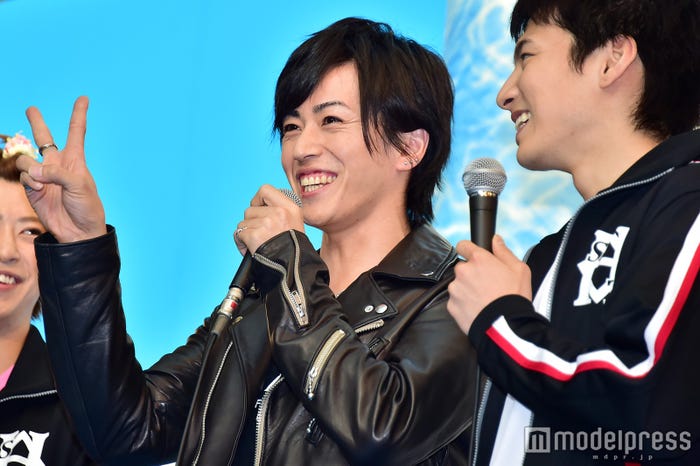 笑顔でVサインを決める廣瀬智紀(C)モデルプレス