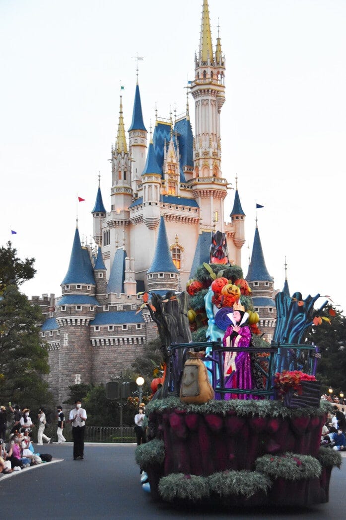 『白雪姫』の女王“ウィックド・クイーン”が最後のフロートでやって来ます