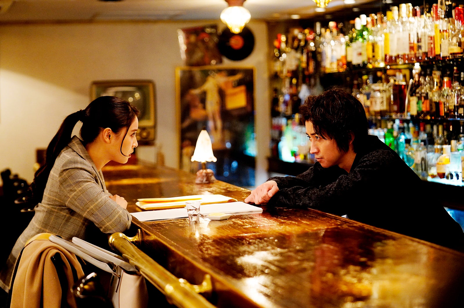 （右）藤原竜也 （C）2021「鳩の撃退法」製作委員会 （C）佐藤正午／小学館