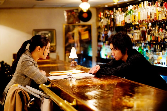 (右)藤原竜也 (C)2021「鳩の撃退法」製作委員会 (C)佐藤正午/小学館