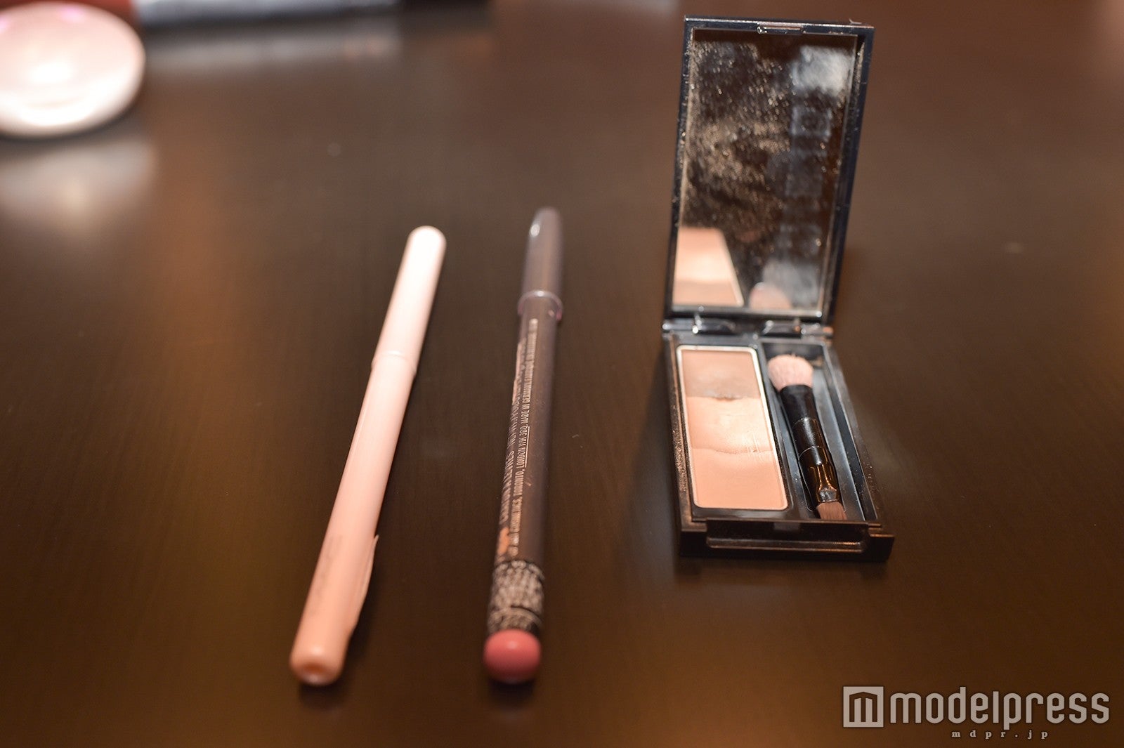人中短くするメイクの3つの神器（右から）KATEデザイニングアイブロウ ライトブラウン、MAC リップペンシル エッジトゥエッジ、M・A・C テクナコール スノードイン（C）モデルプレス