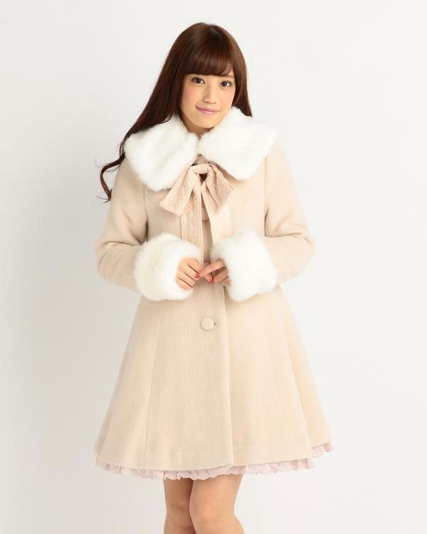 ブローチ付コート「LIZ LISA」16,956円（税込）／画像提供：Tokyo Kawaii Life