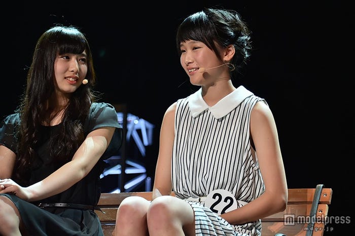 最終選考で演技を披露する久山さん(右)