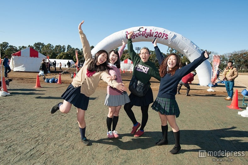 制服姿で楽しくランニング／画像提供：スポーツワン