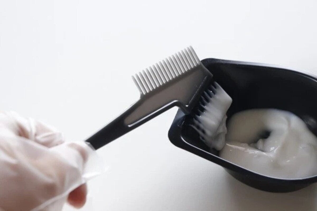 ダイソーのヘアカラー用3点セットのトレイとコーム付きブラシと手袋