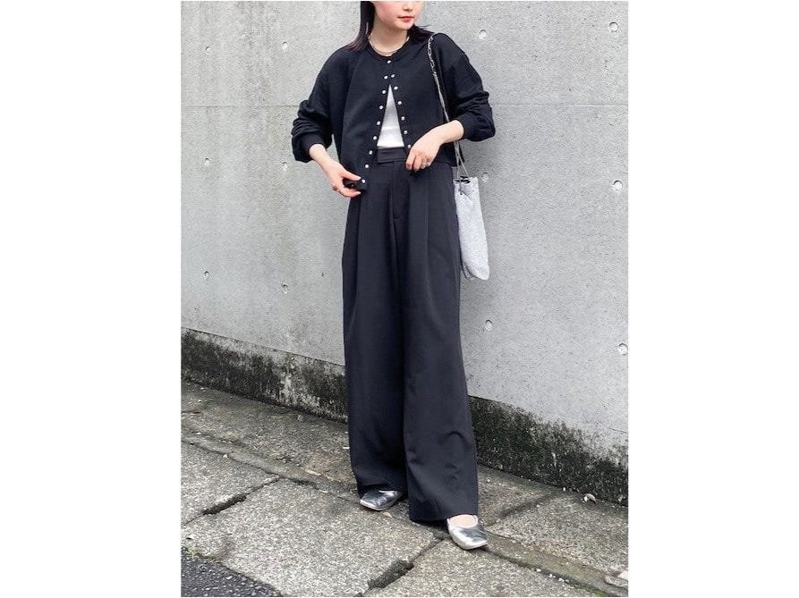 【OKコーデ】トレンドのタック入りワイドパンツはトップスをコンパクトにまとめて　出典：WEAR