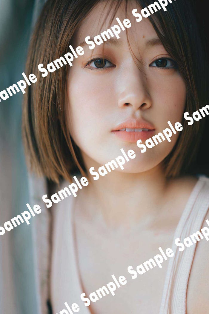 TSUTAYA EBISUBASHI 儚げな表情で⾒つめる接近カット/樋口日奈/撮影:前康輔(画像提供:光文社)