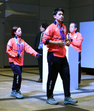 帰国会見でりくりゅうペアが揃ってズッコケる珍シーン 木原龍一を「木村選手」と司会者が読み上げるハプニング