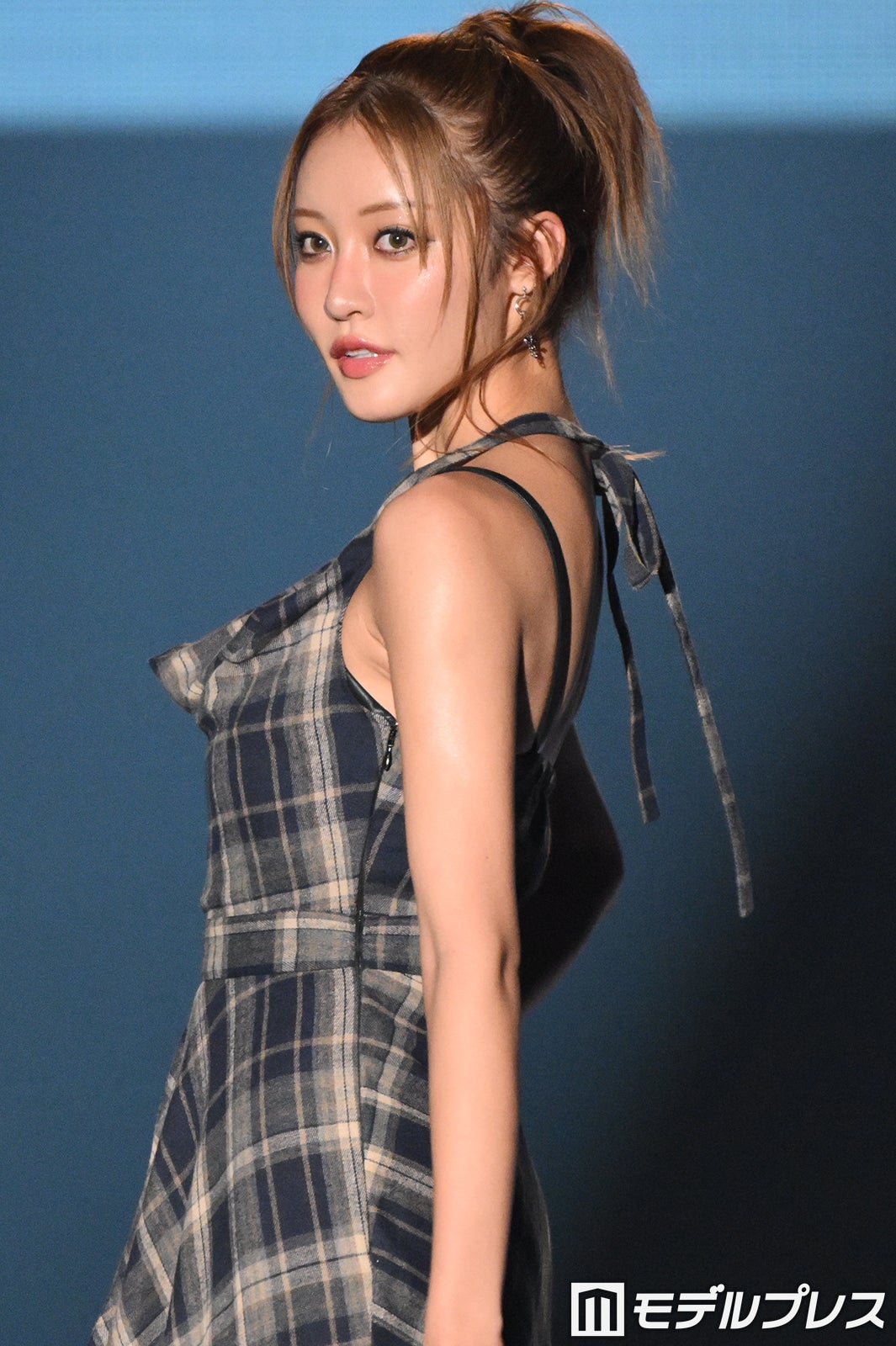 王林、変形ワンピースからスラリ美脚「着こなせるのすごい」「ポニーテール可愛い」の声【TGC松山2026】